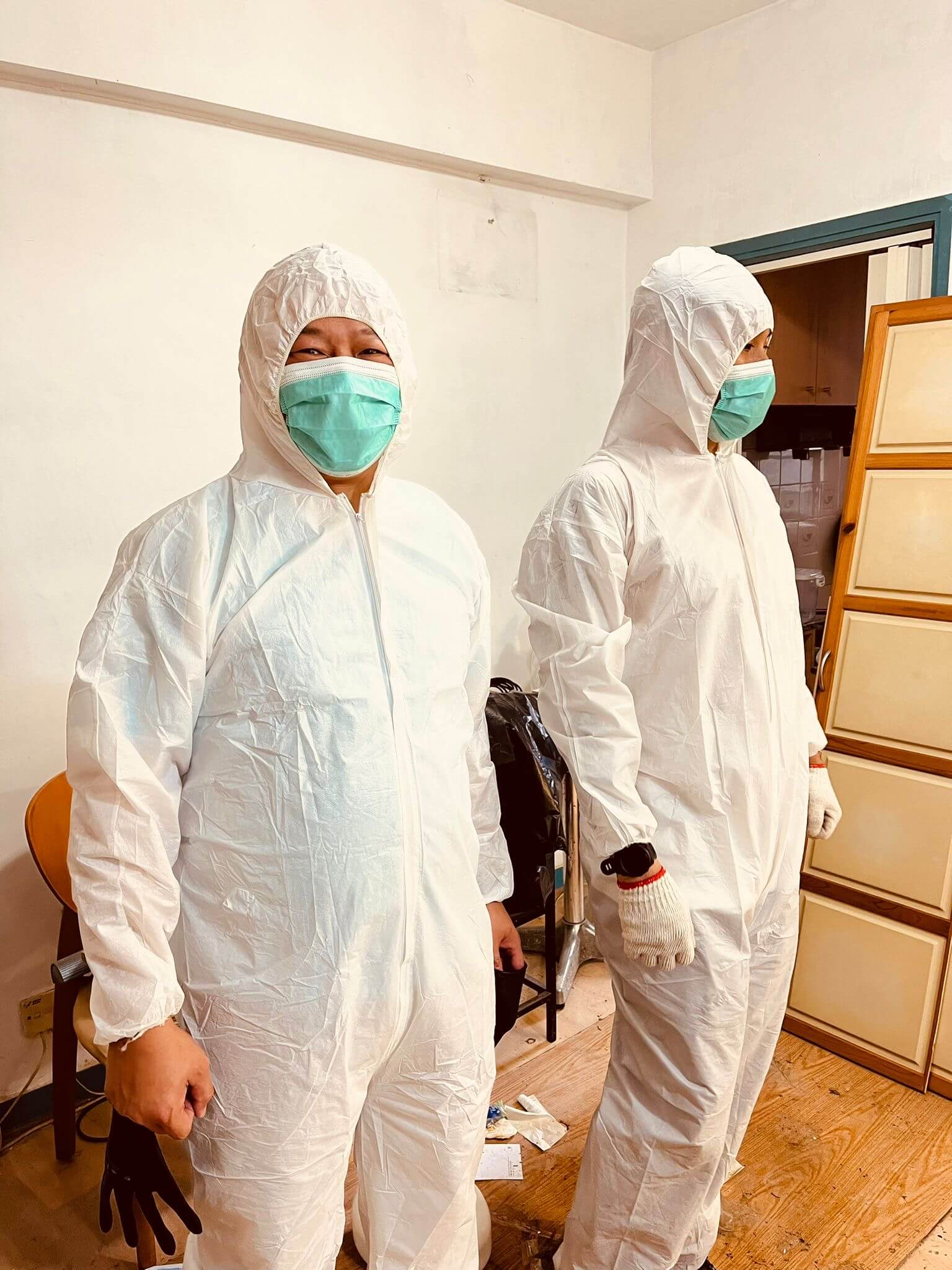 永念園專業凶宅清潔團隊穿著防護衣進行消毒