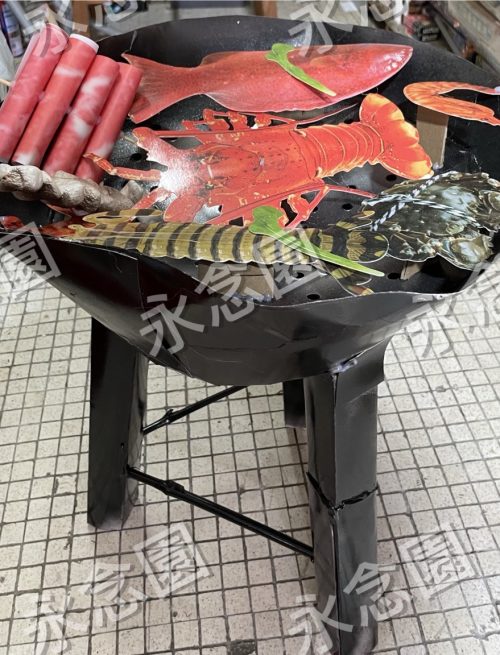 在香港傳統中式殯儀習俗中，燒紙紮衣紙是後輩向先人表達體貼與孝思的重要儀式。永念園憑藉24年專業殯葬統籌經驗，深知家屬希望為逝者送上最熟悉、最貼合生前嗜好與歡樂回憶的消遣娛樂。此款精緻的「紙紮燒烤套裝」祭品，連燒烤叉、炭火質感、雞翼與金沙骨的細節都製作得栩栩如生，專為生前熱愛戶外活動、喜歡與親友聚會燒烤的先人而設。家屬透過出殯、做七法事或清明祭祖時燒化此祭品，旨在祝願先人在極樂世界的新旅程中，能與昔日好友再度相聚，圍繞在暖和的爐火旁談天說地、大飽口福。不論是特定的燒烤食材組合還是特殊工具，我們均提供客製化本地手工紙紮訂造服務，協助家屬圓滿最後心意。