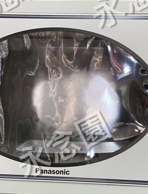 在香港傳統中式殯儀習俗中，燒紙紮衣紙是後輩向先人表達體貼與孝思的重要儀式。永念園憑藉24年專業殯葬統籌經驗，深知家屬希望為逝者送上最便利、最貼合現代生活起居的家電用品。此款精緻的「紙紮微波爐」祭品，連按鍵面板、玻璃轉盤與叮熱食物的模樣都製作得非常逼真，專為注重生活品質、生前喜歡方便快捷的先人而設。家屬透過出殯、做七法事或清明祭祖時燒化此祭品，旨在祝願先人在極樂世界的新旅程中，能打破時空限制，隨時享用熱氣騰騰的飯菜與佳釀，過着溫暖且富足的舒心生活。不論是特定的廚房家電組合還是特殊尺寸，我們均提供客製化本地手工紙紮訂造服務，協助家屬圓滿最後心意。