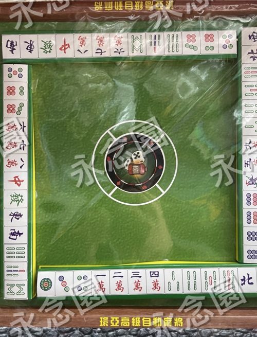 這張相片捕捉了儀式上專門準備的紙紮麻雀祭品。想起先人，總會想起他打麻雀時的精明與笑聲。為了讓他在另一個世界生活不沉悶，後輩貼心地準備了這套做工逼真的麻雀。一折一貼之間，全是一家人對他的了解與愛。願這份熟悉的娛樂陪伴着他，在彼岸天天開局，生活多姿多彩，快樂無憂。