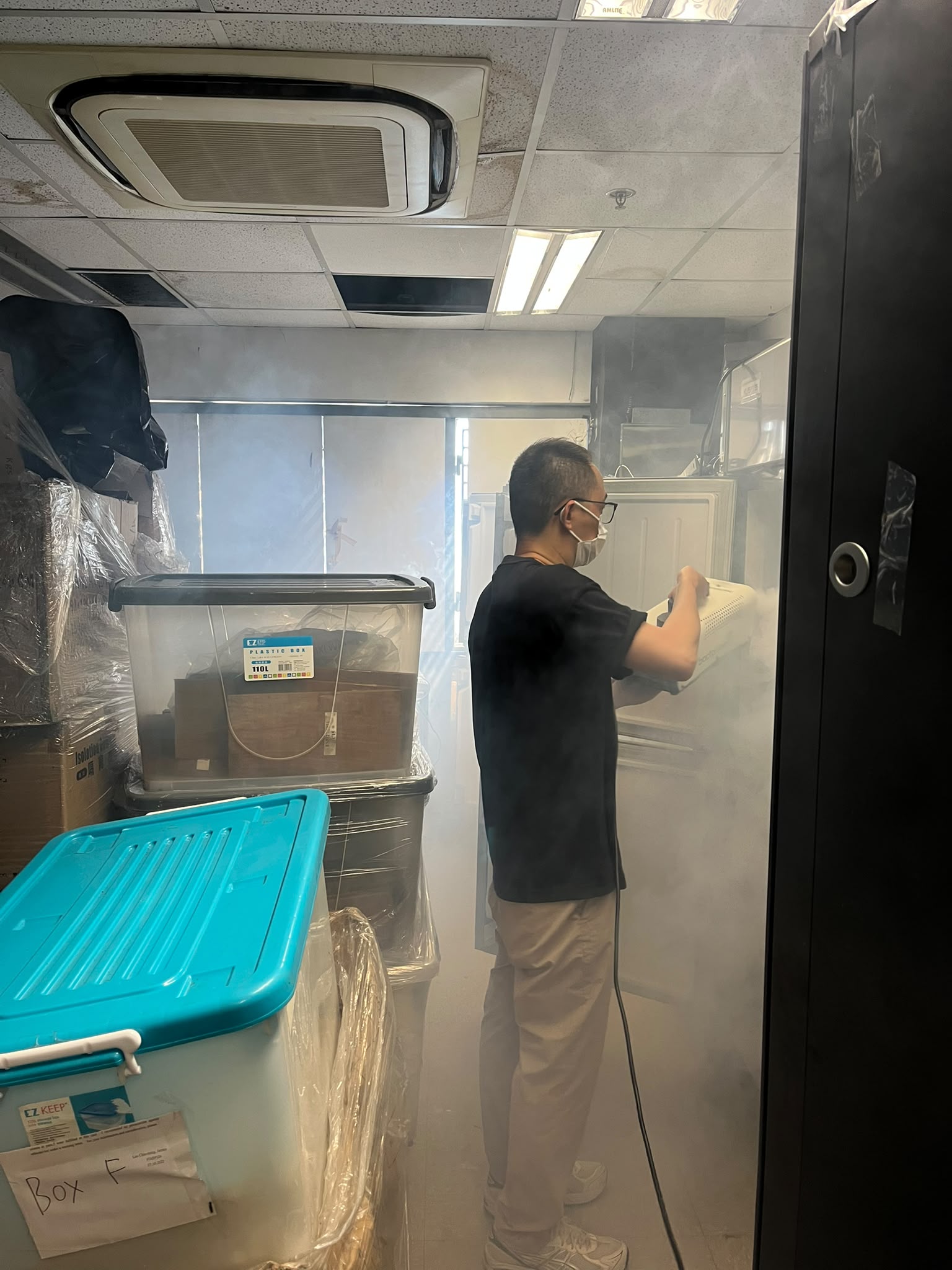 微粒子霧化技術滲透雪櫃內部進行異味中和